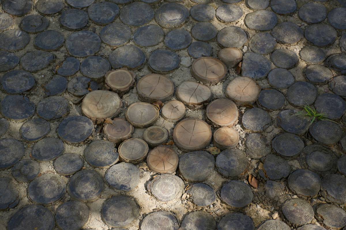 how to make a garden path using flagstone with polymeric sand joints