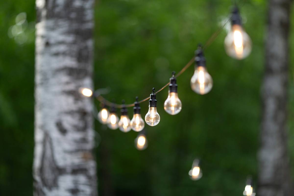 Infographic showing benefits of garden outdoor lighting: safety (85%), ambiance (72%), property value increase (12%), extended outdoor use (68%)
