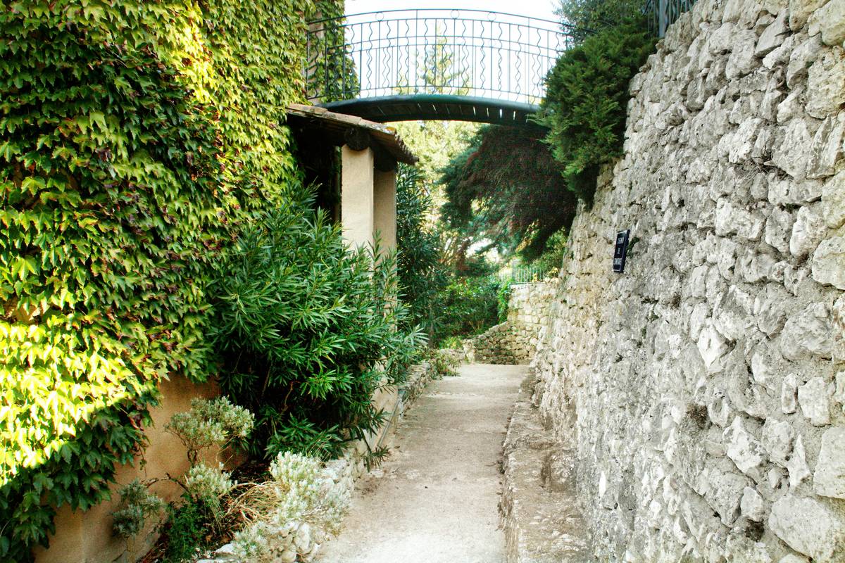 Infographic showing recommended UK garden path widths: main paths 1.2–1.8m, secondary 60–90cm, wheelchair access min 1.2m