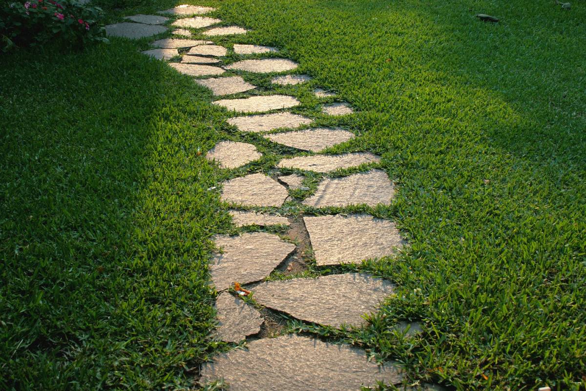 Side-by-side diagram showing proper vs improper garden path base layers with gravel, geotextile fabric, and edging